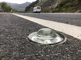 Instala ojo de gato vial y tacha retroreflectiva para guiar la conducción segura de noche